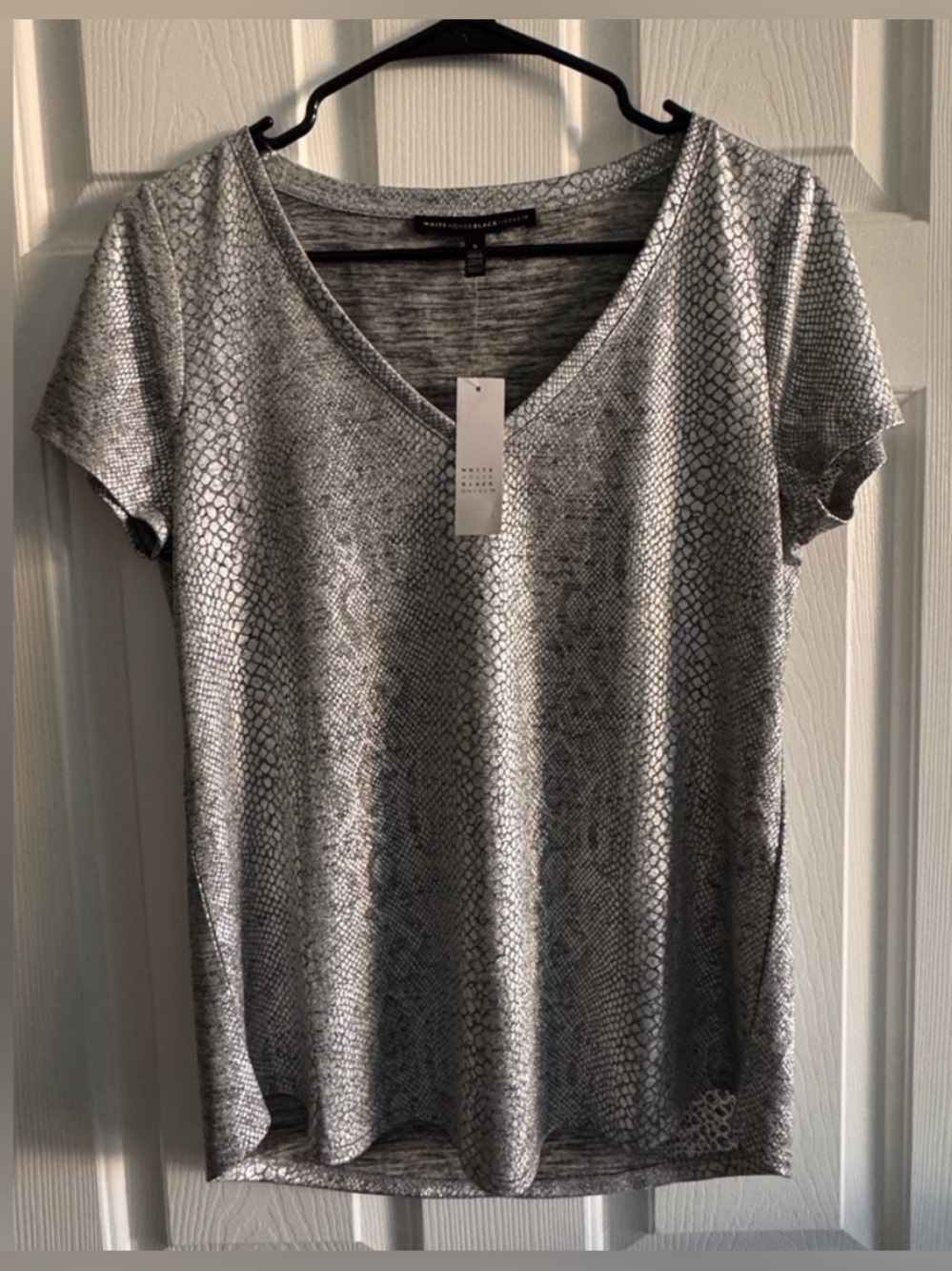 White House Black Market Metallic Silver Snake Print V-Neck Tee S NWT - Picture 3 of 6